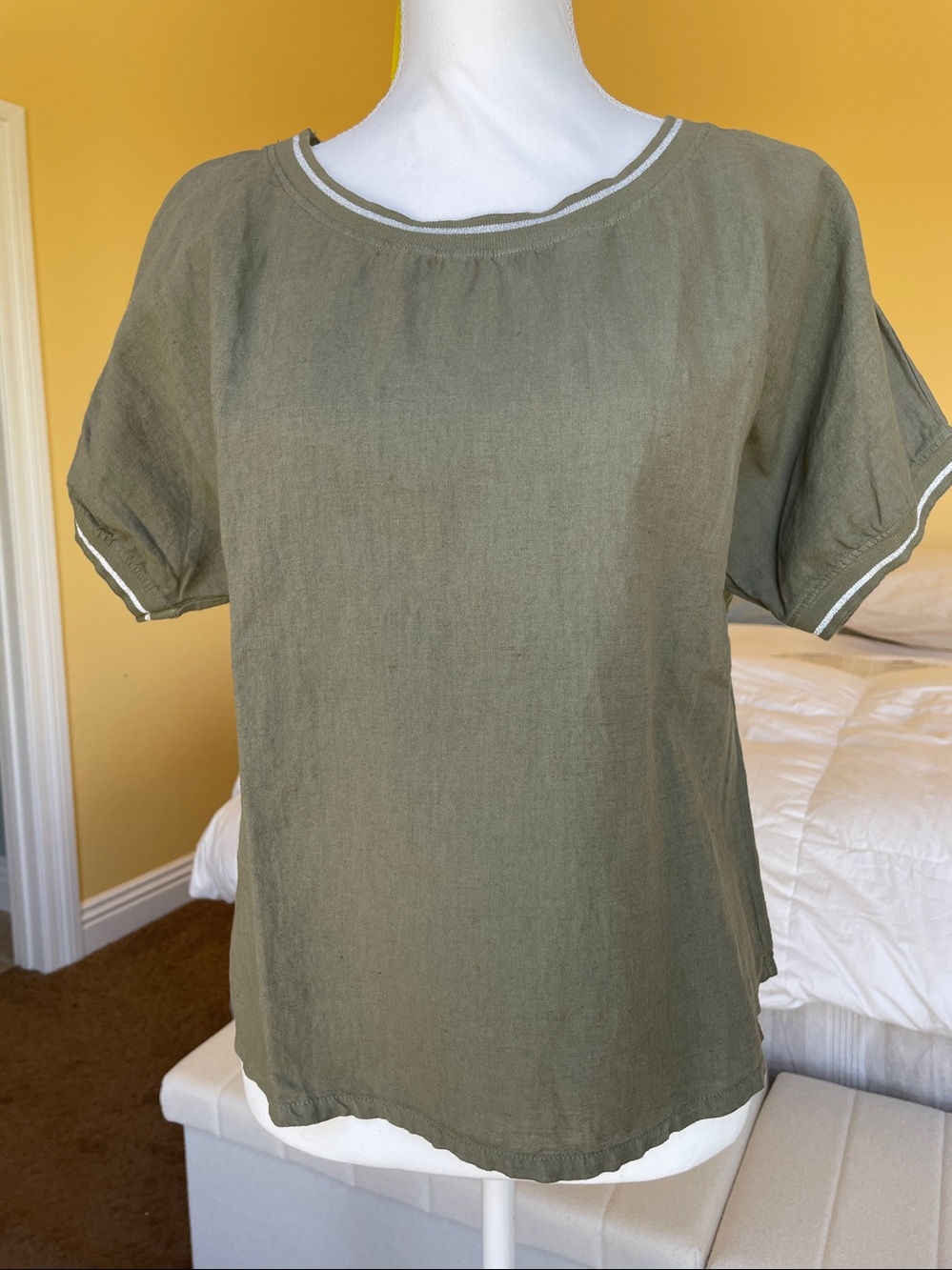 NWOT-Terzo Millennio Olive Green Crew Neck Italian Linen Top. Size S ( M )